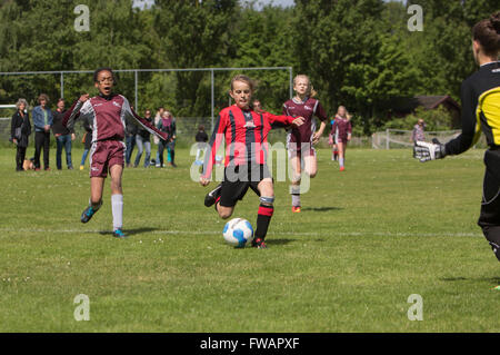 Les filles jouent au football en Hollande