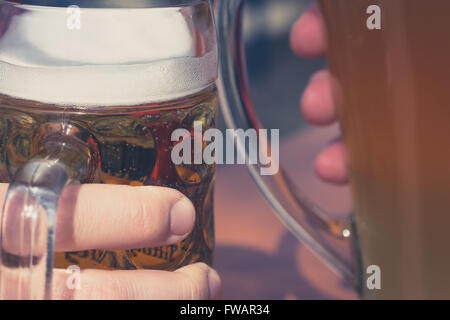 La consommation de bière dans le café en plein air concept - lunettes clink closeup Banque D'Images