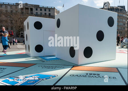 Londres, Royaume-Uni. 2 avril 2016. Les visiteurs aiment voir un géant 15m m2 Conseil de monopole qui a été aménagé à Trafalgar Square pour lancer la première capitale London Games Festival, qui est soutenu par le maire de Londres. Le Conseil est disposé à l'carrés qui raconte l'histoire du jeu vidéo au Royaume-Uni. Crédit : Stephen Chung / Alamy Live News Banque D'Images