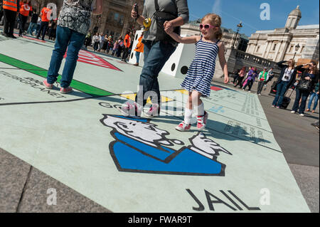 Londres, Royaume-Uni. 2 avril 2016. Quatre ans Kairi passe par aller en prison sur un géant 15m m2 Conseil de monopole qui a été aménagé à Trafalgar Square pour lancer la première capitale London Games Festival, qui est soutenu par le maire de Londres. Le Conseil est disposé à l'carrés qui raconte l'histoire du jeu vidéo au Royaume-Uni. Crédit : Stephen Chung / Alamy Live News Banque D'Images