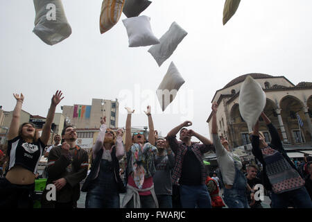 Athènes, Grèce. 2ème apr 2016. Les gens participent à l'International Pillow Fight Day à Athènes, Grèce, le 2 avril 2016. Credit : Marios Lolos/Xinhua/Alamy Live News Banque D'Images