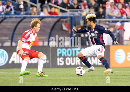 1 avril, 2016 ; Foxborough, Massachusetts, USA, New York Red Bulls terrain Dax McCarty (11) défend le milieu de terrain Lee New England Revolution Nguyen (24) au cours de la seconde moitié d'un match entre le nouveau MLS Angleterre révolution et New York Red Bulls au Stade Gillette. La Nouvelle Angleterre a gagné 1-0. Anthony Nesmith/Cal Sport Media Banque D'Images