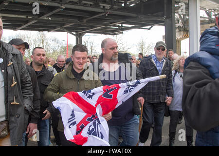 Birmingham uk. Le 02 avril 2016. ancien (EDL) english defence league leader tommy robinson dirige une pegida mars avec ses partisans dans la région de Birmingham contre l'islamisation croissante de la Grande-Bretagne et des pays européens crédit : amer ghazzal/Alamy live news Banque D'Images