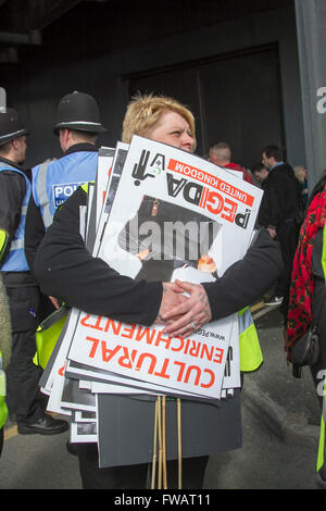 Birmingham uk. Le 02 avril 2016. ancien (EDL) english defence league leader tommy robinson dirige une pegida mars avec ses partisans dans la région de Birmingham contre l'islamisation croissante de la Grande-Bretagne et des pays européens crédit : amer ghazzal/Alamy live news Banque D'Images