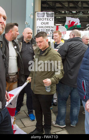 Birmingham uk. Le 02 avril 2016. ancien (EDL) english defence league leader tommy robinson dirige une pegida mars avec ses partisans dans la région de Birmingham contre l'islamisation croissante de la Grande-Bretagne et des pays européens crédit : amer ghazzal/Alamy live news Banque D'Images