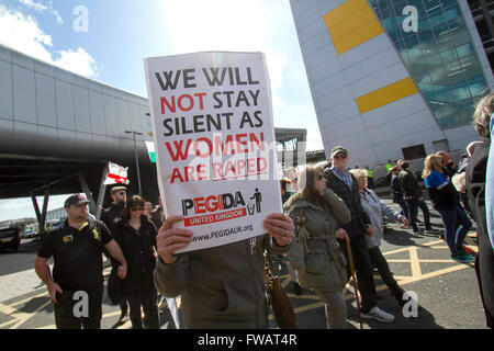 Birmingham uk. Le 02 avril 2016. ancien (EDL) english defence league leader tommy robinson dirige une pegida mars avec ses partisans dans la région de Birmingham contre l'islamisation croissante de la Grande-Bretagne et des pays européens crédit : amer ghazzal/Alamy live news Banque D'Images