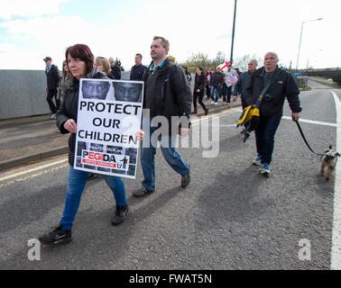 Birmingham uk. Le 02 avril 2016. ancien (EDL) english defence league leader tommy robinson dirige une pegida mars avec ses partisans dans la région de Birmingham contre l'islamisation croissante de la Grande-Bretagne et des pays européens crédit : amer ghazzal/Alamy live news Banque D'Images