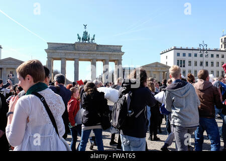 Berlin. Allemagne, 2 avril 2016. Les foules se rassemblent à la Brandenburger Tor pour l'International Pillow Fight Day. Les plumes volaient comme des gens fouettés mutuellement avec oreillers et coussins qui se désagrègent dans la Pariser Platz en face de la Brandenburger Tor. Eden Breitz/Alamy Live News Banque D'Images