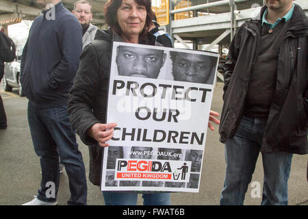 Birmingham uk. Le 02 avril 2016. ancien (EDL) english defence league leader tommy robinson dirige une pegida mars avec ses partisans dans la région de Birmingham contre l'islamisation croissante de la Grande-Bretagne et des pays européens crédit : amer ghazzal/Alamy live news Banque D'Images