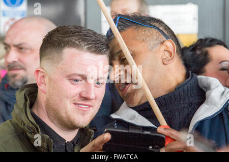 Birmingham uk. Le 02 avril 2016. ancien (EDL) english defence league leader tommy robinson dirige une pegida mars avec ses partisans dans la région de Birmingham contre l'islamisation croissante de la Grande-Bretagne et des pays européens crédit : amer ghazzal/Alamy live news Banque D'Images