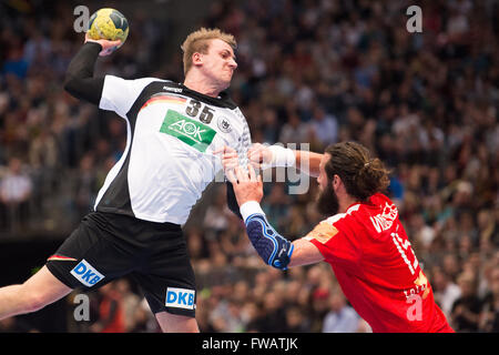 Cologne, Allemagne. 09Th apr 2016. Jesper Noddesbo du Danemark (R) et de l'Allemand Julius Kuehn rivalisent pour la balle durant le match international de handball entre l'Allemagne et le Danemark dans le laxisme Arena de Cologne, Allemagne, 02 avril 2016. Photo : MARIUS BECKER/dpa/Alamy Live News Banque D'Images