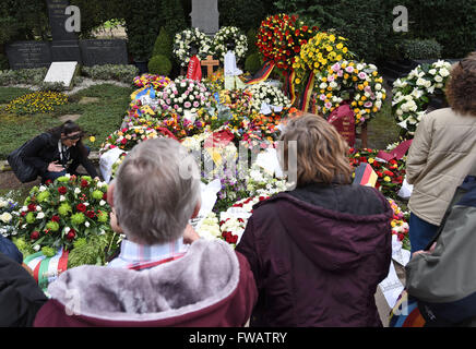 Cologne, Allemagne. 09Th apr 2016. Des couronnes de fleurs et s'allonger sur la tombe après les funérailles de l'ancien ministre des Affaires étrangères, Guido Westerwelle, tandis que sur le côté stand pleureuses à Cologne, Allemagne, 02 avril 2016. Westerwelle est mort à l'Université de Cologne Hosptial le 18 mars 2016 à l'âge de 54 ans en raison de la leucémie. Photo : HENNING KAISER/dpa/Alamy Live News Banque D'Images