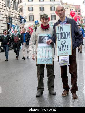 Rome, Italie. 09Th apr 2016. Manifestation des syndicats CGIL, CISL et UIL qui demandent que la loi sur la réforme des pensions Fornero. La mobilisation a impliqué, en plus de Rome, plusieurs villes italiennes. "Changer des pensions et d'offrir du travail pour les jeunes" Le slogan de protestation. Credit : Patrizia Cortellesa Paciifc/press/Alamy Live News Banque D'Images