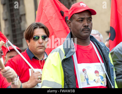 Rome, Italie. 09Th apr 2016. Manifestation des syndicats CGIL, CISL et UIL qui demandent que la loi sur la réforme des pensions Fornero. La mobilisation a impliqué, en plus de Rome, plusieurs villes italiennes. "Changer des pensions et d'offrir du travail pour les jeunes" Le slogan de protestation. Credit : Patrizia Cortellesa Paciifc/press/Alamy Live News Banque D'Images