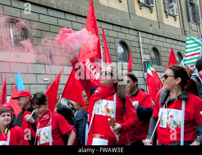 Rome, Italie. 09Th apr 2016. Manifestation des syndicats CGIL, CISL et UIL qui demandent que la loi sur la réforme des pensions Fornero. La mobilisation a impliqué, en plus de Rome, plusieurs villes italiennes. "Changer des pensions et d'offrir du travail pour les jeunes" Le slogan de protestation. Credit : Patrizia Cortellesa Paciifc/press/Alamy Live News Banque D'Images