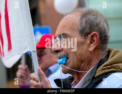 Rome, Italie. 09Th apr 2016. Manifestation des syndicats CGIL, CISL et UIL qui demandent que la loi sur la réforme des pensions Fornero. La mobilisation a impliqué, en plus de Rome, plusieurs villes italiennes. "Changer des pensions et d'offrir du travail pour les jeunes" Le slogan de protestation. Credit : Patrizia Cortellesa Paciifc/press/Alamy Live News Banque D'Images