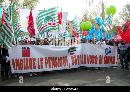 Rome, Italie. 09Th apr 2016. Manifestation des syndicats CGIL, CISL et UIL qui demandent que la loi sur la réforme des pensions Fornero. La mobilisation a impliqué, en plus de Rome, plusieurs villes italiennes. "Changer des pensions et d'offrir du travail pour les jeunes" Le slogan de protestation. Credit : Patrizia Cortellesa Paciifc/press/Alamy Live News Banque D'Images