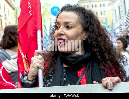 Rome, Italie. 09Th apr 2016. Manifestation des syndicats CGIL, CISL et UIL qui demandent que la loi sur la réforme des pensions Fornero. La mobilisation a impliqué, en plus de Rome, plusieurs villes italiennes. "Changer des pensions et d'offrir du travail pour les jeunes" Le slogan de protestation. Credit : Patrizia Cortellesa Paciifc/press/Alamy Live News Banque D'Images