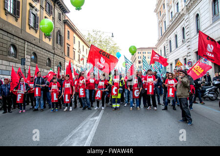 Rome, Italie. 09Th apr 2016. Manifestation des syndicats CGIL, CISL et UIL qui demandent que la loi sur la réforme des pensions Fornero. La mobilisation a impliqué, en plus de Rome, plusieurs villes italiennes. "Changer des pensions et d'offrir du travail pour les jeunes" Le slogan de protestation. Credit : Patrizia Cortellesa Paciifc/press/Alamy Live News Banque D'Images