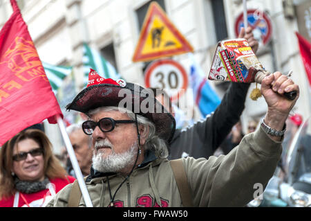 Rome, Italie. 09Th apr 2016. Manifestation des syndicats CGIL, CISL et UIL qui demandent que la loi sur la réforme des pensions Fornero. La mobilisation a impliqué, en plus de Rome, plusieurs villes italiennes. "Changer des pensions et d'offrir du travail pour les jeunes" Le slogan de protestation. Credit : Patrizia Cortellesa Paciifc/press/Alamy Live News Banque D'Images