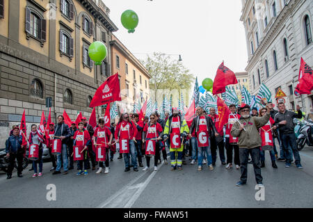 Rome, Italie. 09Th apr 2016. Manifestation des syndicats CGIL, CISL et UIL qui demandent que la loi sur la réforme des pensions Fornero. La mobilisation a impliqué, en plus de Rome, plusieurs villes italiennes. "Changer des pensions et d'offrir du travail pour les jeunes" Le slogan de protestation. Credit : Patrizia Cortellesa Paciifc/press/Alamy Live News Banque D'Images