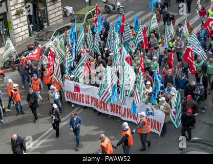 Rome, Italie. 09Th apr 2016. Manifestation des syndicats CGIL, CISL et UIL qui demandent que la loi sur la réforme des pensions Fornero. La mobilisation a impliqué, en plus de Rome, plusieurs villes italiennes. "Changer des pensions et d'offrir du travail pour les jeunes" Le slogan de protestation. Credit : Patrizia Cortellesa Paciifc/press/Alamy Live News Banque D'Images