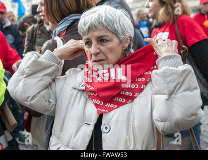 Rome, Italie. 09Th apr 2016. Manifestation des syndicats CGIL, CISL et UIL qui demandent que la loi sur la réforme des pensions Fornero. La mobilisation a impliqué, en plus de Rome, plusieurs villes italiennes. "Changer des pensions et d'offrir du travail pour les jeunes" Le slogan de protestation. Credit : Patrizia Cortellesa Paciifc/press/Alamy Live News Banque D'Images