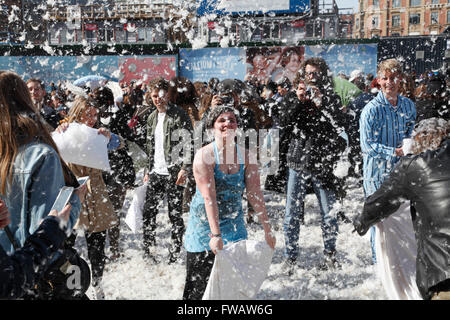 Copenhague, Danemark, 02 avril 2016. Dans le combat d'oreiller massive Place de l'Hôtel de ville de Copenhague sur le 7e congrès international Pillow Fight Day attirer plusieurs centaines de participants et spectateurs de tous âges sur ce samedi après-midi ensoleillé. Plus de 100 villes dans le monde prennent part à cette spectaculaire et drôle, événement annuel. Derrière l'idée, c'est l'aire urbaine, une partie ludique du grand mouvement de l'espace public. Credit : Niels Quist/Alamy Live News Banque D'Images