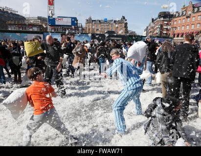 Copenhague, Danemark, 02 avril 2016. Dans le combat d'oreiller massive Place de l'Hôtel de ville de Copenhague sur le 7e congrès international Pillow Fight Day attirer plusieurs centaines de participants et spectateurs de tous âges sur ce samedi après-midi ensoleillé. Plus de 100 villes dans le monde prennent part à cette spectaculaire et drôle, événement annuel. Derrière l'idée, c'est l'aire urbaine, une partie ludique du grand mouvement de l'espace public. Credit : Niels Quist/Alamy Live News Banque D'Images