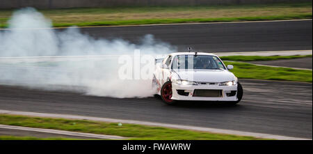 Sydney, Australie. 09Th apr 2016. Les pilotes de dérive convergent sur Sydney Motorsport Park pour la dérive 4 Circuit Sud réel pratique Crépuscule Séance, organisée par l'Australie dérive Hi-Tec Sport Organisation. Credit : Mitchell Burke/Pacific Press/Alamy Live News Banque D'Images