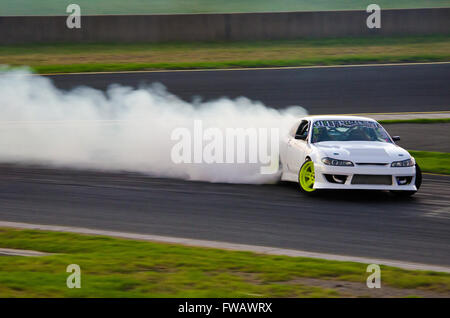 Sydney, Australie. 09Th apr 2016. Les pilotes de dérive convergent sur Sydney Motorsport Park pour la dérive 4 Circuit Sud réel pratique Crépuscule Séance, organisée par l'Australie dérive Hi-Tec Sport Organisation. Credit : Mitchell Burke/Pacific Press/Alamy Live News Banque D'Images