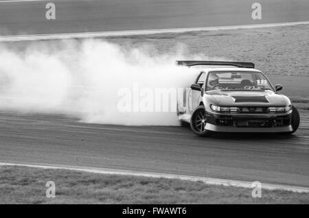 Sydney, Australie. 09Th apr 2016. Les pilotes de dérive convergent sur Sydney Motorsport Park pour la dérive 4 Circuit Sud réel pratique Crépuscule Séance, organisée par l'Australie dérive Hi-Tec Sport Organisation. Credit : Mitchell Burke/Pacific Press/Alamy Live News Banque D'Images