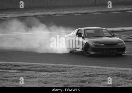 Sydney, Australie. 09Th apr 2016. Les pilotes de dérive convergent sur Sydney Motorsport Park pour la dérive 4 Circuit Sud réel pratique Crépuscule Séance, organisée par l'Australie dérive Hi-Tec Sport Organisation. Credit : Mitchell Burke/Pacific Press/Alamy Live News Banque D'Images