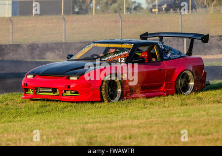 Sydney, Australie. 09Th apr 2016. Les pilotes de dérive convergent sur Sydney Motorsport Park pour la dérive 4 Circuit Sud réel pratique Crépuscule Séance, organisée par l'Australie dérive Hi-Tec Sport Organisation. Credit : Mitchell Burke/Pacific Press/Alamy Live News Banque D'Images