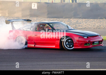 Sydney, Australie. 09Th apr 2016. Les pilotes de dérive convergent sur Sydney Motorsport Park pour la dérive 4 Circuit Sud réel pratique Crépuscule Séance, organisée par l'Australie dérive Hi-Tec Sport Organisation. Credit : Mitchell Burke/Pacific Press/Alamy Live News Banque D'Images