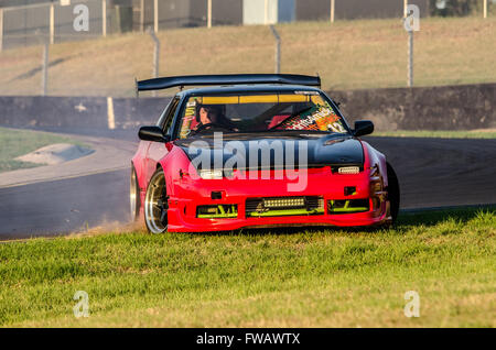 Sydney, Australie. 09Th apr 2016. Les pilotes de dérive convergent sur Sydney Motorsport Park pour la dérive 4 Circuit Sud réel pratique Crépuscule Séance, organisée par l'Australie dérive Hi-Tec Sport Organisation. Credit : Mitchell Burke/Pacific Press/Alamy Live News Banque D'Images