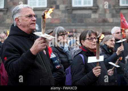 Copenhague, Danemark, le 2 avril 2016. Plusieurs centaines de personnes se rassemblent devant le Parlement danois, Christiansborg, dans la cérémonie commémorative pour les anciens PM Danois Anker Jorgensen, décédé samedi, 20 mars, et a été enterré ce samedi après-midi. Joergensen était connue par tous les Dane's comme "Anker" et un homme du peuple. Il a été orphelin à l'âge de 5 ans, a eu une expérience en tant qu'employé de l'entrepôt, est devenu président du syndicat, le président pour les sociaux-démocrates danois 1972 - 87 et 3 fois 00 : 1972 - 73 - 82, 1975 et 1978. Credit : OJPHOTOS/Alamy Live News Banque D'Images