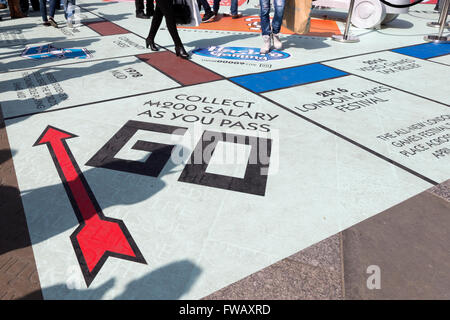 Londres, Royaume-Uni. Le 02 avril 2016. Monopoly géant au Festival des Jeux de Londres, Trafalgar Square, Londres, Royaume-Uni. Banque D'Images