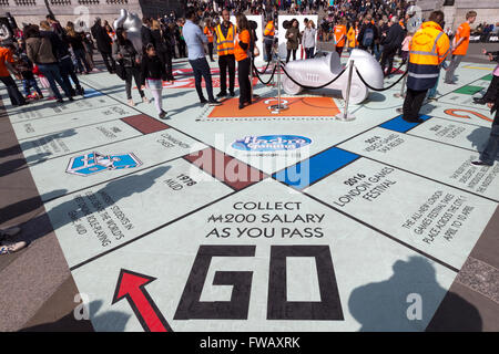 Londres, Royaume-Uni. Le 02 avril 2016. Monopoly géant au Festival des Jeux de Londres, Trafalgar Square, Londres, Royaume-Uni. Banque D'Images