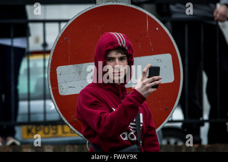 Port de Douvres, Kent, UK. 2 avril, 2016. Les habitants de Dover watch et d'extrême-droite nationaliste britannique des groupes mars et rally si leur ville natale dans un remplies de protester contre les réfugiés et les migrations d'asile à la France Crédit : Guy Josse/Alamy Live News Banque D'Images