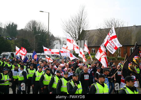 Dover, Kent, UK. 2 avril, 2016. L'unité mars têtes à travers les rues de Douvres, avec une forte escorte policière. Des groupes antifascistes, y compris Londres Anti-Fascists, Kent (le réseau) et UNITE KARN contre le fascisme (UAF), prendre la rue de Douvres à contrer la démonstration d'une unité à l'extrême droite à travers le centre-ville de mars dirigée par le groupe d'extrême droite sud-est de l'Alliance, qui comprend le Front National (FN) et Ligue de défense anglaise (EDL). Penelope Barritt/Alamy Live News Banque D'Images