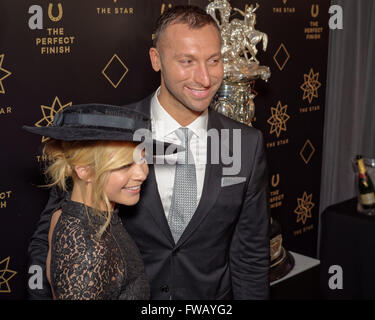 Sydney, Australie. 09Th apr 2016. Médaille d nageur olympique Ian Thorpe et Emma Freedman pose à côté du trophée de course des championnats au cours d'un appel de photos durant les Championnats Journée au Royal Randwick dispose de la courses de chevaux les plus riches du monde à Sydney, Australie. Ian Thorpe a révélé qu'il était gay dans une interview avec sir Michael Parkinson en 2014. © Hugh Peterswald/Pacific Press/Alamy Live News Banque D'Images