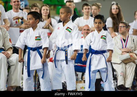 Bydgoszcz, Pologne. 09Th apr 2016. Les enfants mentalement ou physiquement handicapés ont pris part à des démonstrations de Karaté Shotokan avant la cérémonie d'ouverture des championnats du monde. Rafal Bruski Maire de Bydgozcz, la ville hôte de l'événement, a remis des prix aux participants. © Jaap Arriens/Pacific Press/Alamy Live News Banque D'Images