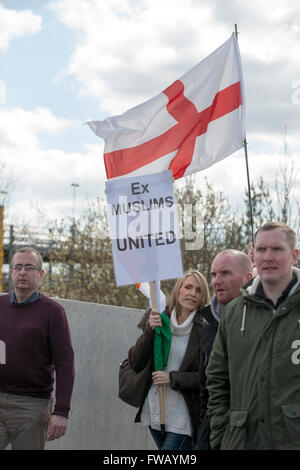 Birmingham uk. Le 02 avril 2016. Ancien chef de pc plus pegida tommy robinson mène à Birmingham mars contre l'islamisation croissante de la Grande-Bretagne et des pays européens crédit : amer ghazzal/Alamy live news Banque D'Images