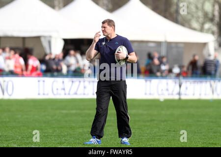 Treviso, Italie. 09Th apr 2016. Benetton Treviso entraîneur en chef Marius Goosen au cours de gestes Guinness Rugby Pro12 match entre Benetton Treviso et Glasgow Warriors. Glasgow Warriors bat 38-16 Benetton Treviso Guinness Rugby Pro12 match à Monigo Stadium à Trévise. © Andrea Spinelli/Pacific Press/Alamy Live News Banque D'Images