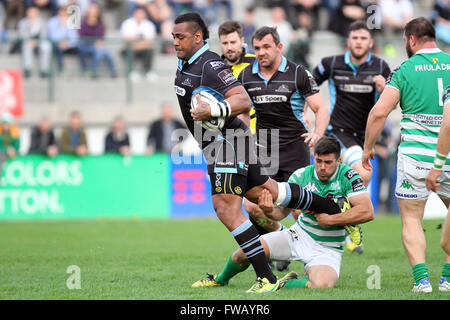 Treviso, Italie. 09Th apr 2016. Glasgow Warriors's player Sila Puafisi (L) arrêté par Benetton Treviso's player Edoardo Gori au cours de la Guinness Rugby Pro12 match entre Benetton Treviso et Glasgow Warriors. Glasgow Warriors bat 38-16 Benetton Treviso Guinness Rugby Pro12 match à Monigo Stadium à Trévise. © Andrea Spinelli/Pacific Press/Alamy Live News Banque D'Images