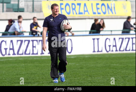 Treviso, Italie. 09Th apr 2016. Benetton Treviso entraîneur en chef Marius Goosen ressemble au cours de la Guinness Rugby Pro12 match entre Benetton Treviso et Glasgow Warriors. Glasgow Warriors bat 38-16 Benetton Treviso Guinness Rugby Pro12 match à Monigo Stadium à Trévise. © Andrea Spinelli/Pacific Press/Alamy Live News Banque D'Images