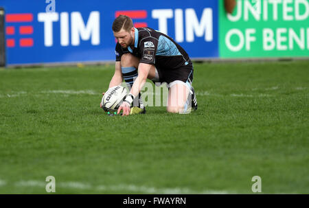 Treviso, Italie. 09Th apr 2016. Glasgow Warriors's player Finn Russell un coup de mort au cours de la Guinness Rugby Pro12 match entre Benetton Treviso et Glasgow Warriors. Glasgow Warriors bat 38-16 Benetton Treviso Guinness Rugby Pro12 match à Monigo Stadium à Trévise. © Andrea Spinelli/Pacific Press/Alamy Live News Banque D'Images