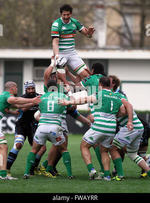 Treviso, Italie. 09Th apr 2016. Benetton Treviso's player Alessandro Zanni jump pour le bal au cours de la Guinness Rugby Pro12 match entre Benetton Treviso et Glasgow Warriors. Glasgow Warriors bat 38-16 Benetton Treviso Guinness Rugby Pro12 match à Monigo Stadium à Trévise. © Andrea Spinelli/Pacific Press/Alamy Live News Banque D'Images