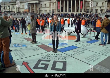 Londres, UK ; 2 avril 2016 ; Trafalgar Square a été converti en un immense plateau de Monopoly dans lequel vous êtes la figure sur la carte. Si vous avez envie de jouer un round, vous aurez besoin d'utiliser le festival officiel app's digital dice ; mais il y a aussi une option pour s'arrêter par un composant logiciel enfichable et chauds avec le géant de selfies dés et deux pièces de jeu géant - le chat et la célèbre voiture. Credit : JOHNNY ARMSTEAD/Alamy Live News Banque D'Images